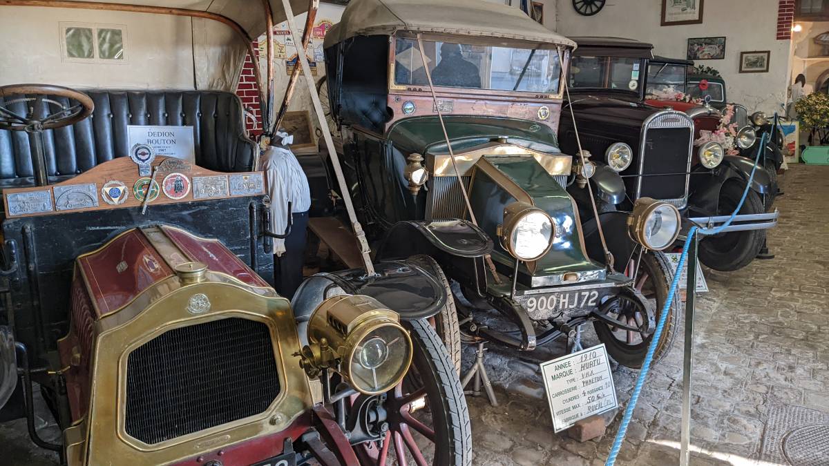 , Sur internet  : Au musée automobile de Dreux, il peint les voitures qu’il collectionne